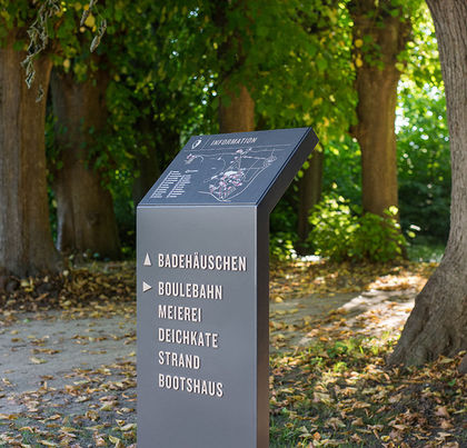 Wegeleitsystem Stele des Resort Weissenhaus im Wald.