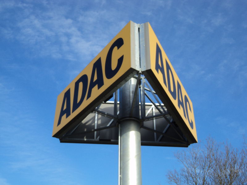 Werbeturm des ADAC von unten.