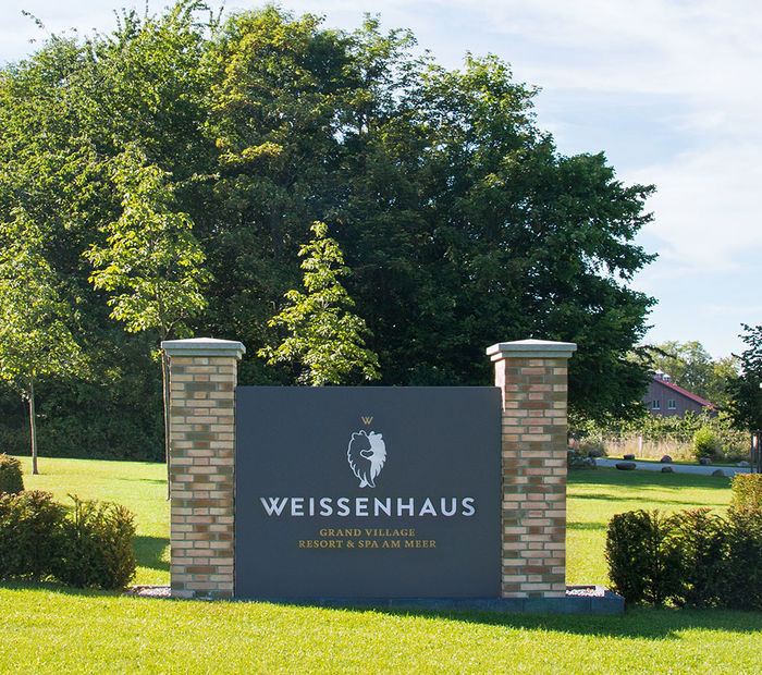 Resort Weißenhaus Schild zur Wegeleitung