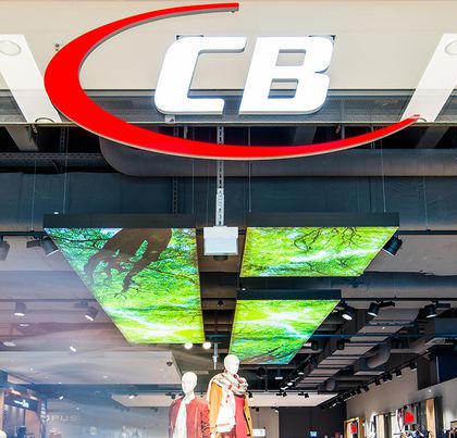 LED Logo Schild der Marke CB Mode in einem Outlet.