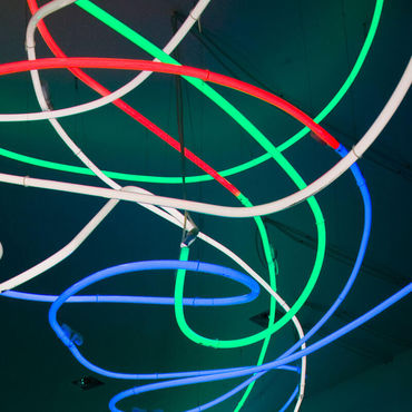 Kabelsalat aus Neonlichtseilen in verschiedenen Farben.